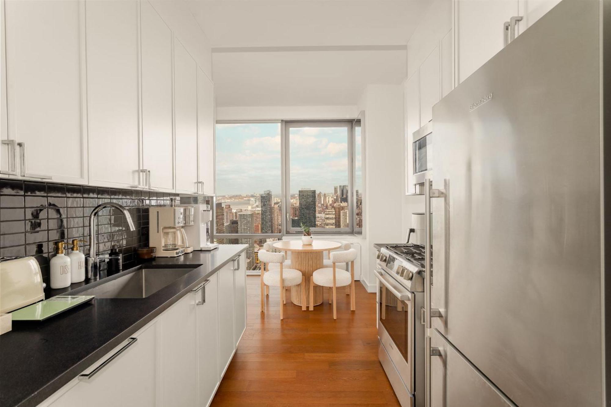 Luxurious 2-bedroom 2 Bath Close To Park & Broadway Apartment